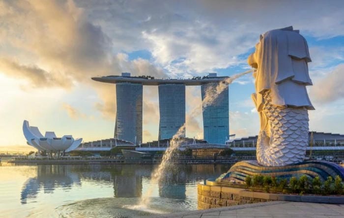 Take a Selfie with the Merlion at Merlion Park