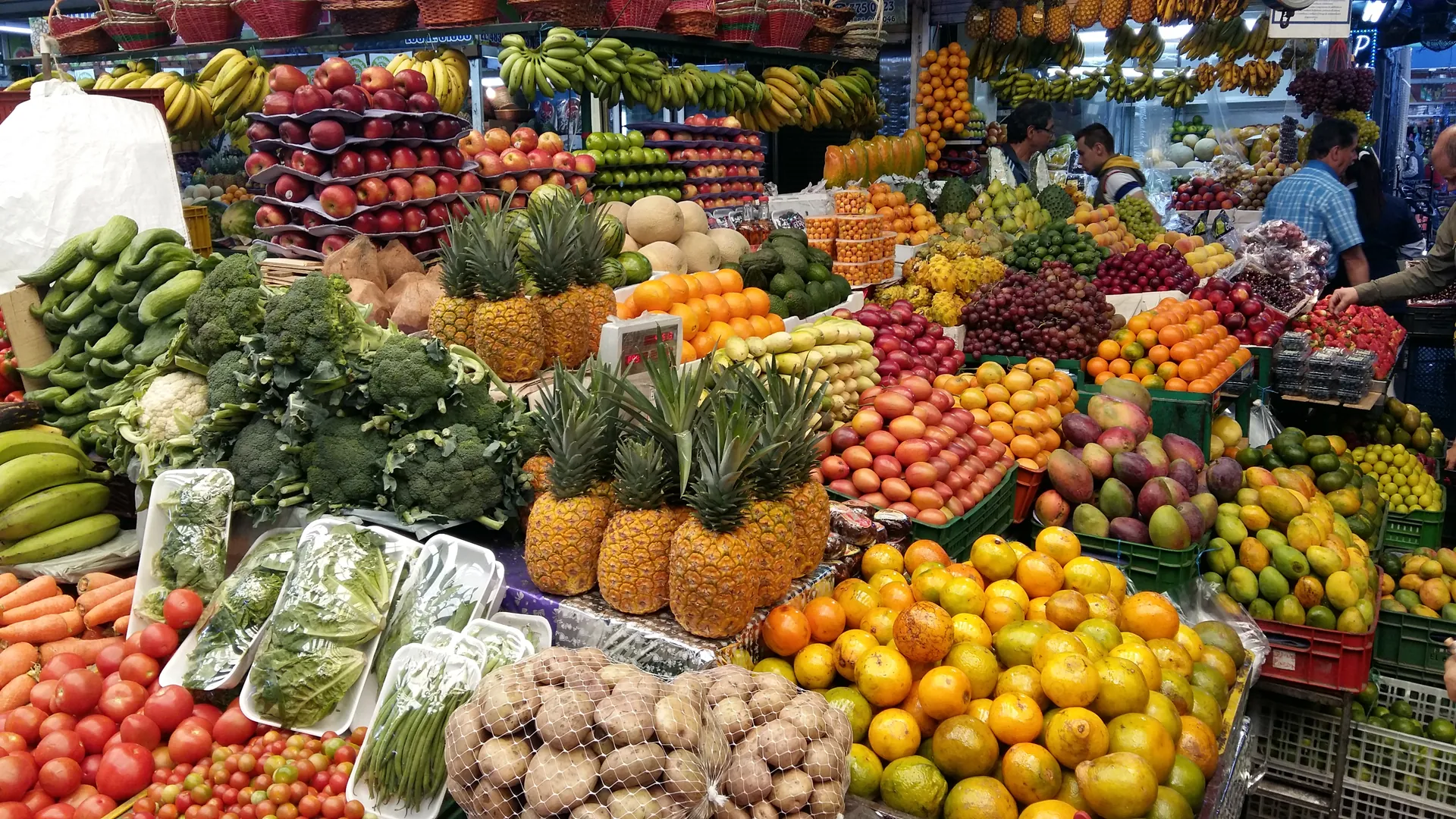 14. Enjoy Local Cuisine at Paloquemao Market