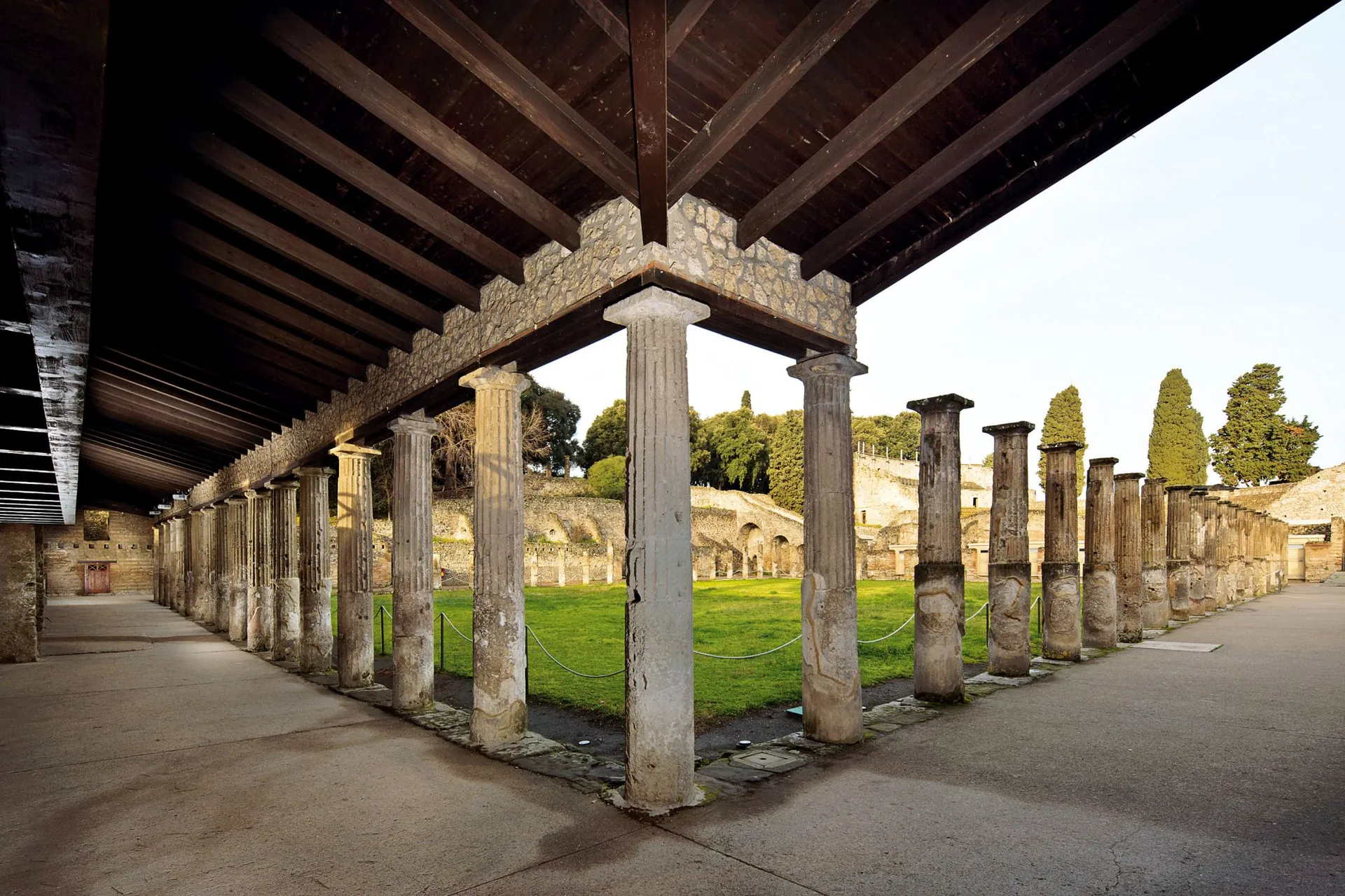 19. Walk Through Quadriporticus di Teatros