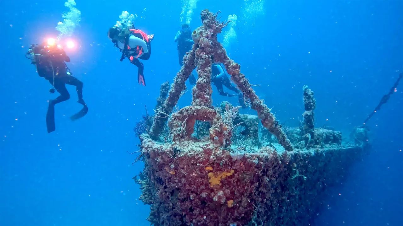 Dive into the Spiegel Grove Wreck