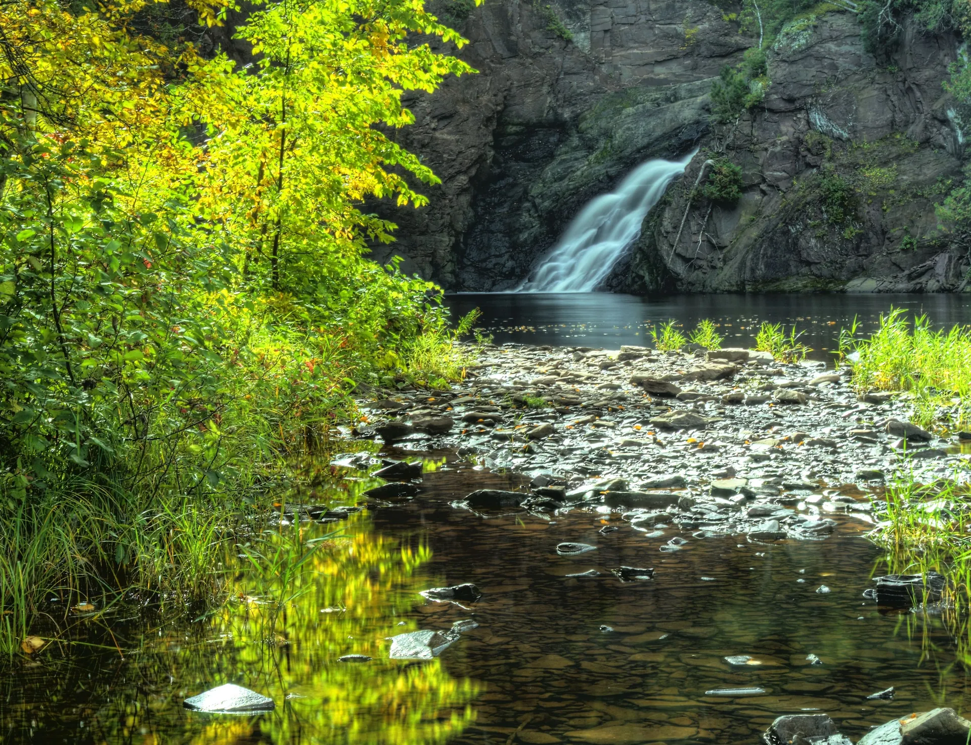 Superior Falls: Border Waterfall